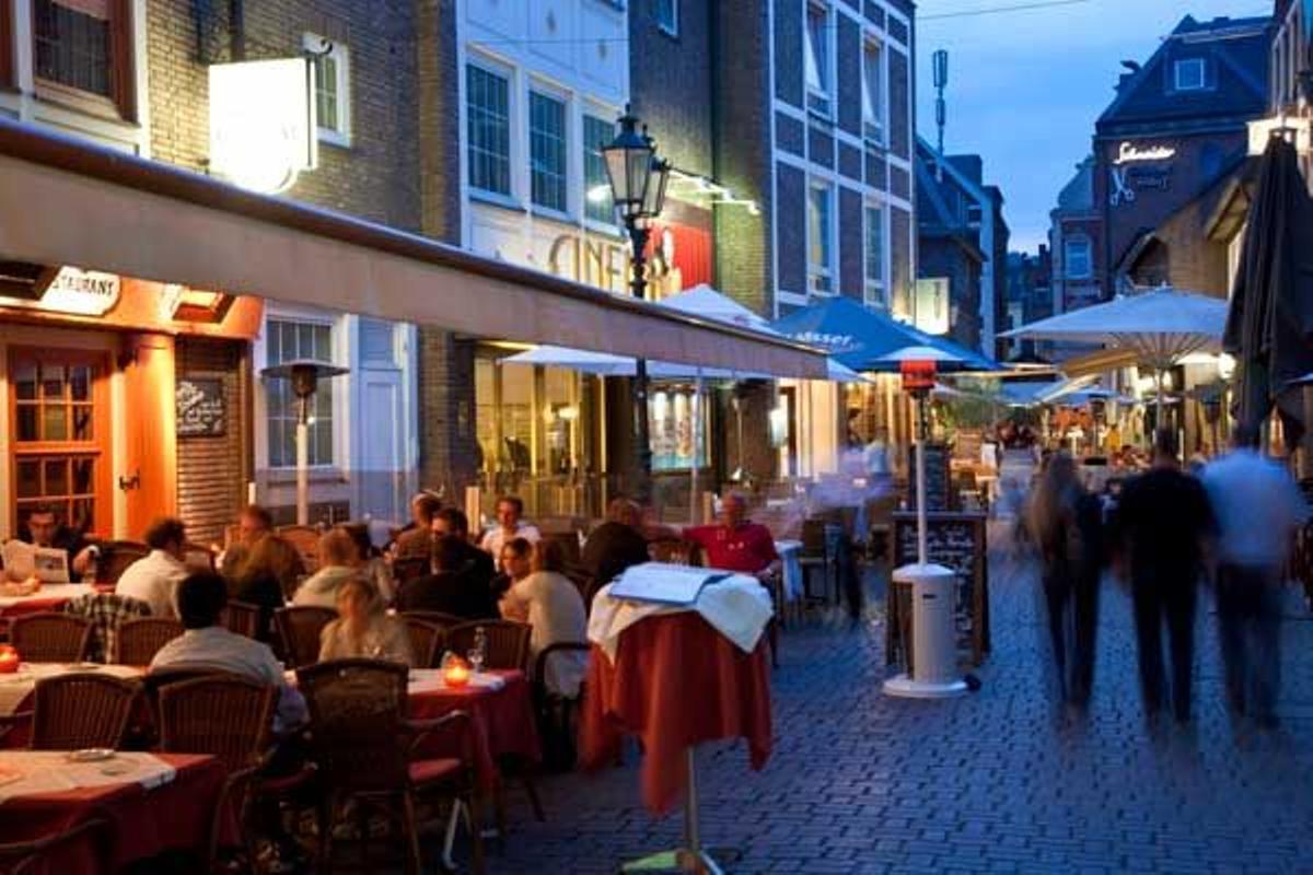 El centro de Dusseldorf goza de una gran vida noscturna con nuemerosos bares y restaurantes.