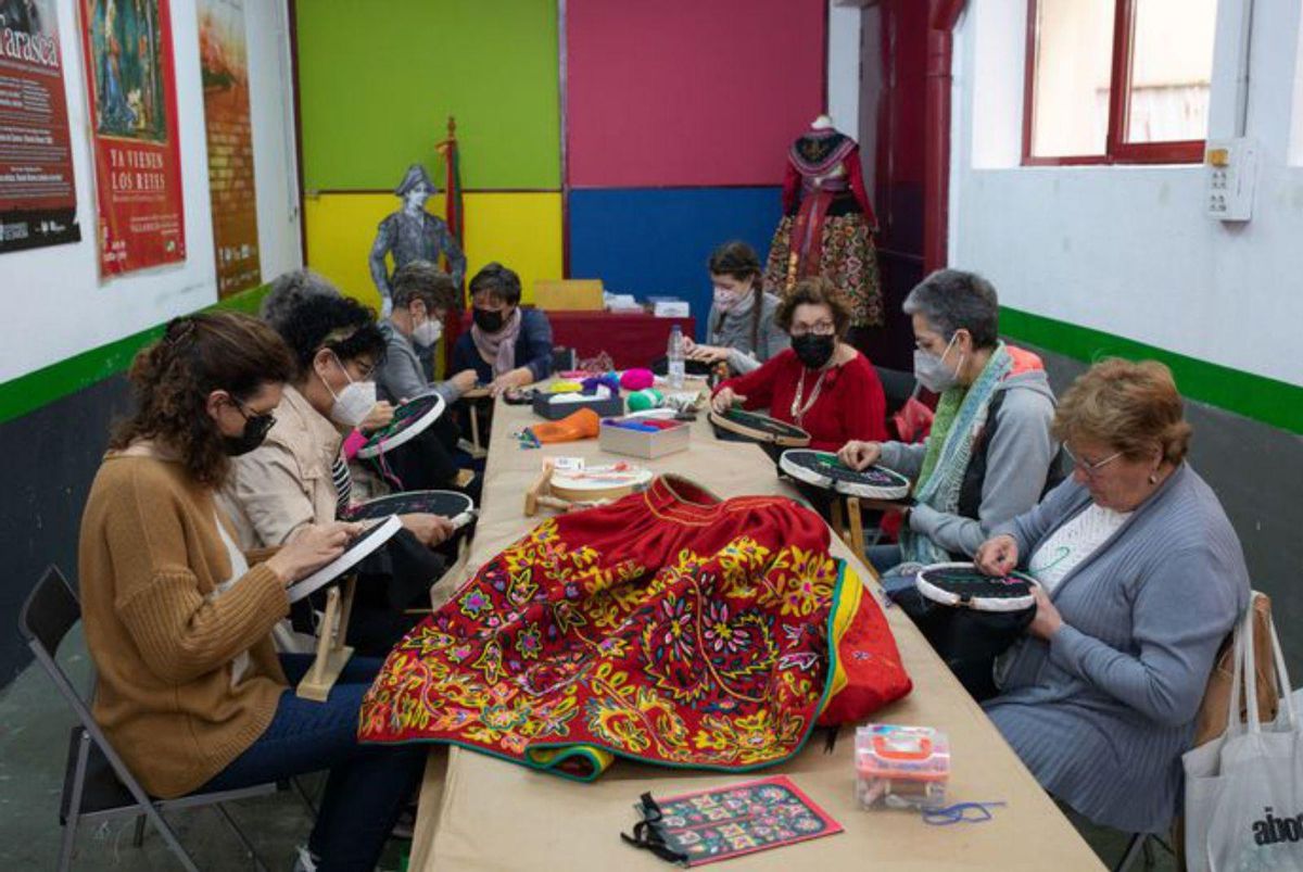 Asistentes a un curso de bordado carbajalino. | EMILIO FRAILE (ARCHIVO)