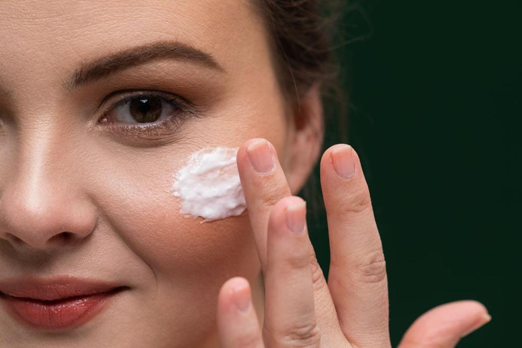 Chica con crema en la cara
