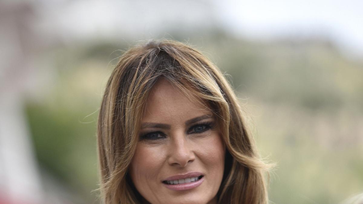 Melania Trump con vestido blanco y azul de Alaïa en Biarritz