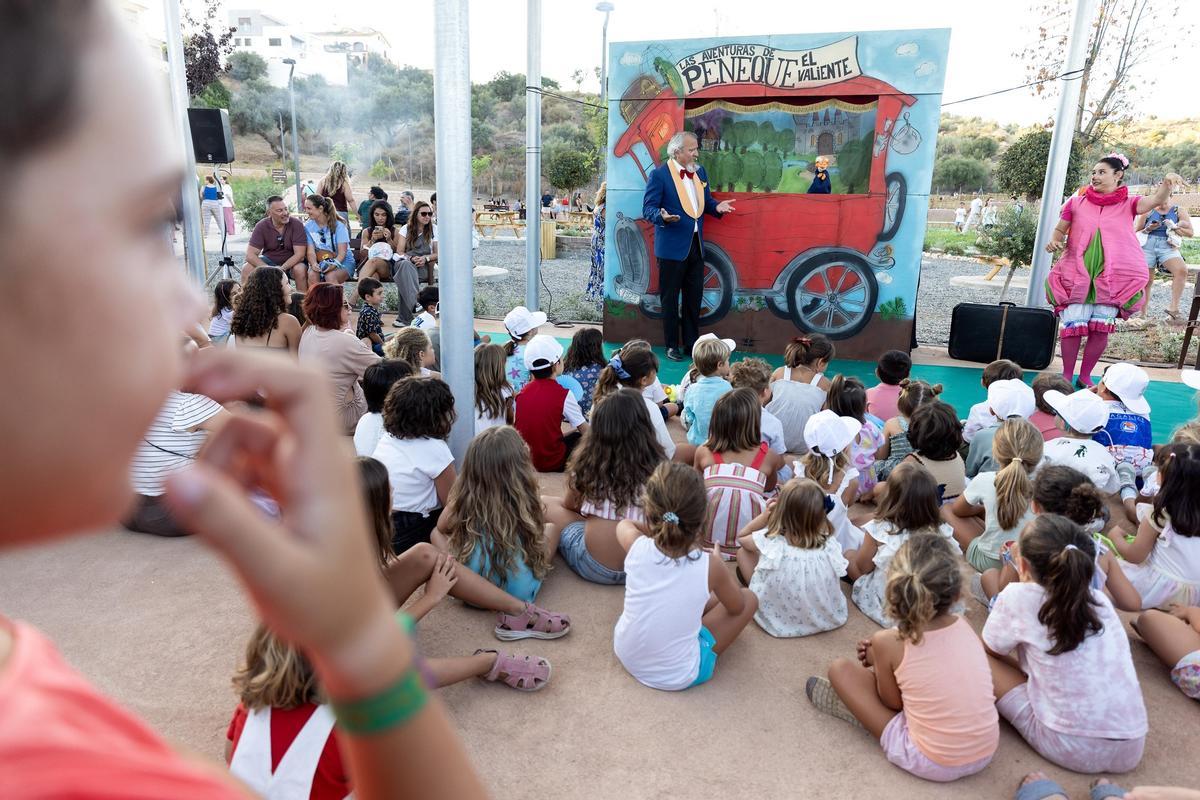 Peneque el Valiente hizo las delicicas de los más pequeños en la inauguración del Parque del Mediterráneo en Rincón.