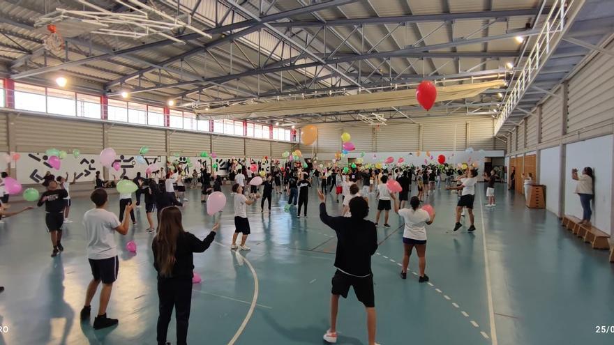 &quot;Un idea loca&quot; y cien alumnos para cumplir un hito: un instituto de Tenerife busca entrar en el Libro Guinness de los récords