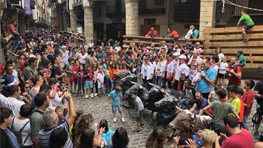 El &#039;xiquiencierro&#039; divierte a los niños de Morella