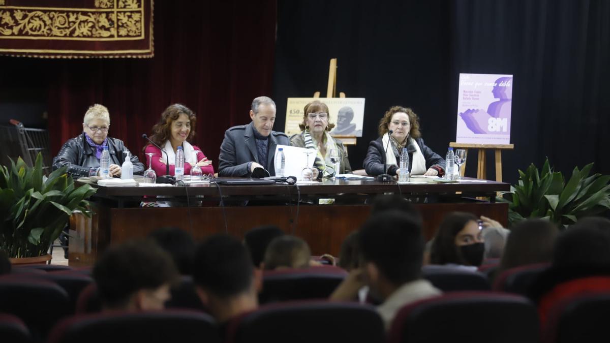 Una imagen del encuentro poético en el IES Séneca.