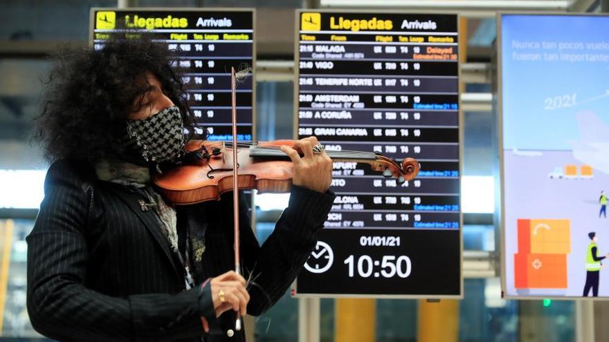 El violinista Ara Malikian sorprende a los viajeros que llegan a Barajas con un concierto