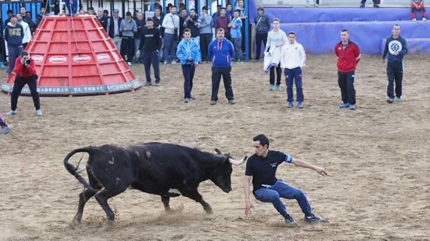 Un desafío de comunidades abre la Pascua Taurina en Onda