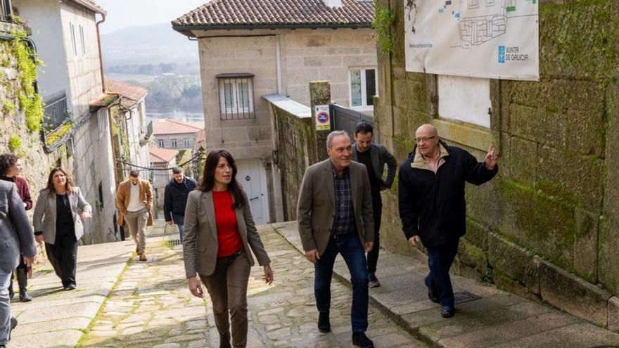 Martínez Allegue, junto a Reguera en la visita al inmueble.