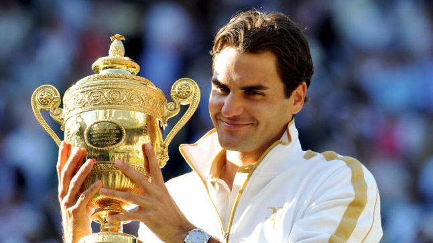 El tenista suizo Roger Federer alza el trofeo tras proclamarse por sexta vez campeón de Wimbledon, hoy, 5 de julio de 2009, en el All England Lawn Tenis Club de Londres, Reino Unido.