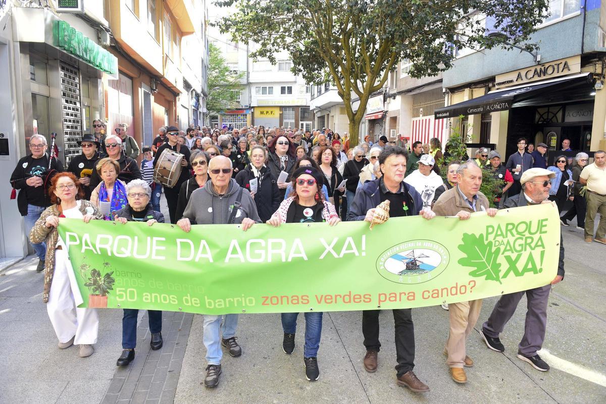 La manifestación, con un centenar de asistentes, contó con música y claveles conmemorando la revolución del 25 de abril en Portugal