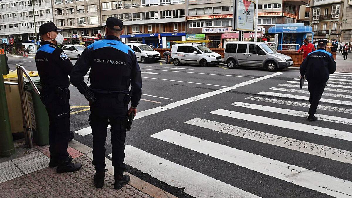 Agentes de la Policía Local en la plaza de Pontevedra. |   // VÍCTOR ECHAVE