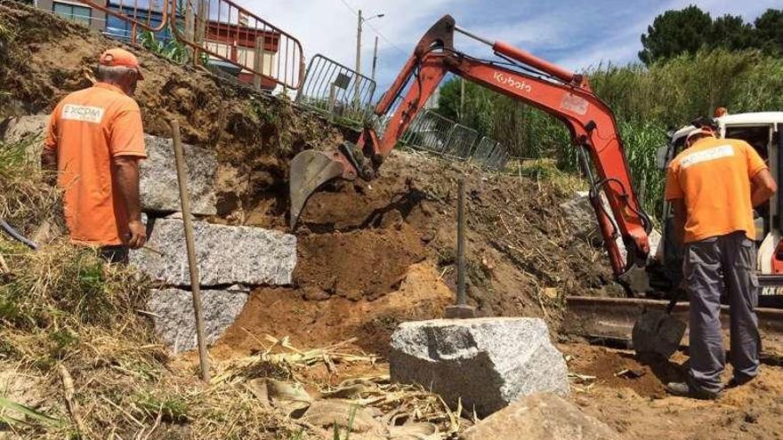 Trabajadores en las obras de los accesos a Canelas. // FdV