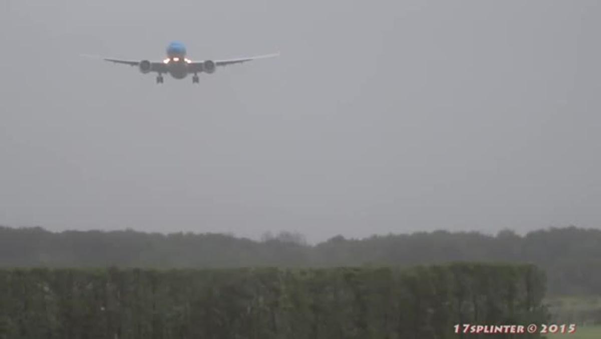 Vídeo de l’avió Boeing 777 aterrant d’emergència a Shiphol, a Amsterdam.