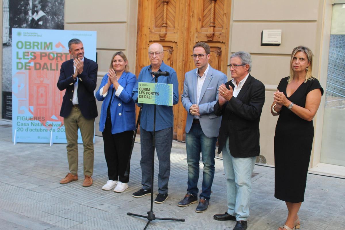 Agnès Lladó, al costat de Marià Lorca, davant la Casa Natal de Dalí.