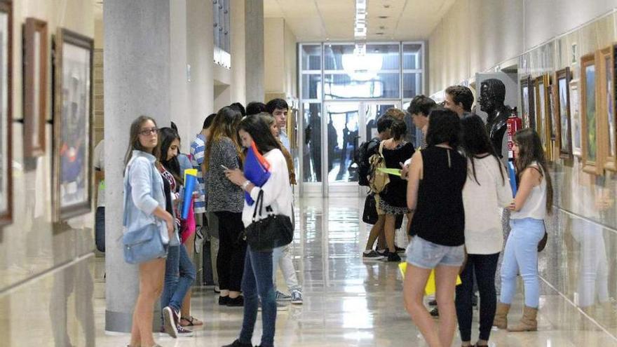 Alumnos en los pasillos del campus universitario de Mieres.