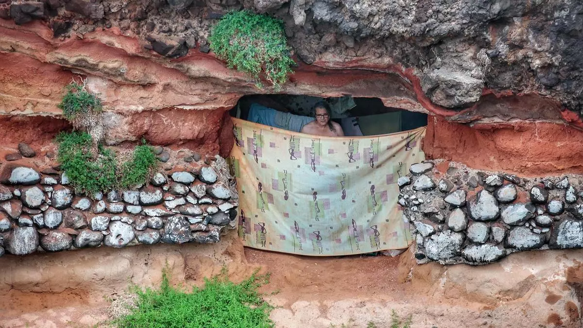 Dos personas sin hogar se quedan atrapadas debido a la crecida del barranco de Santos