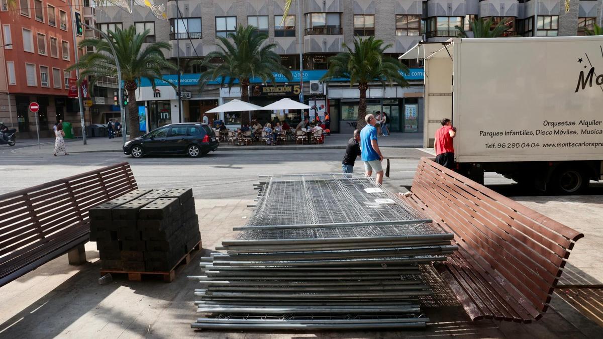 Alicante amanece tras la Cremà con el desmontaje de racós y barracas