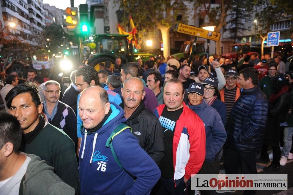 La noche de protesta de los agricultores se pasa con migas