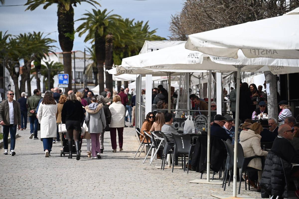 El ambiente en uno de los paseos de Olivenza este mediodía.