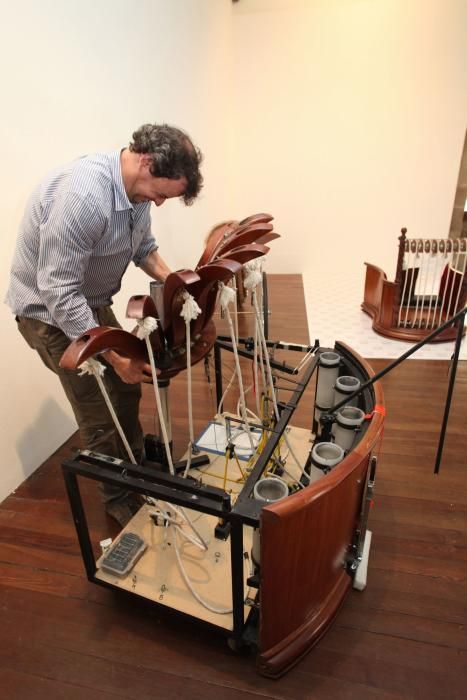 Montaje de la exposición de instrumentos musicales de Les Luthiers