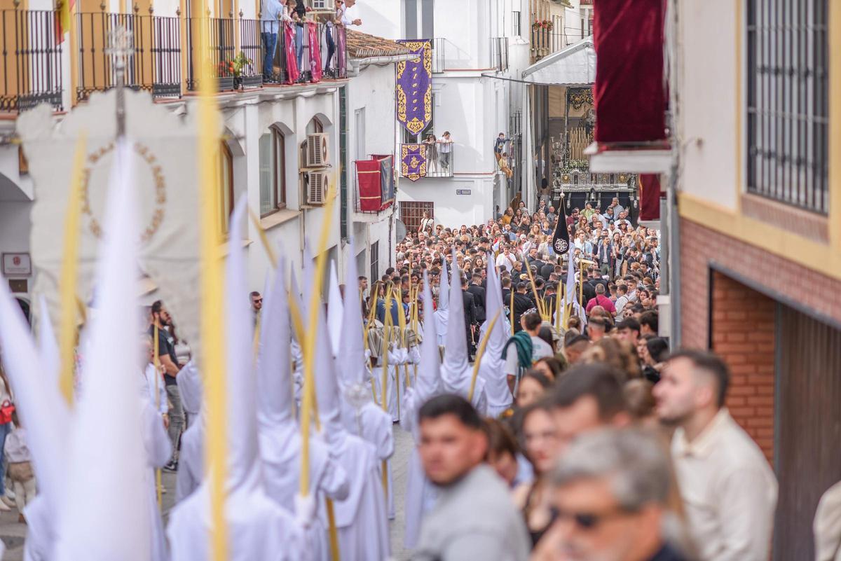 Los habitantes de Vélez-Málaga se echan a la calle para vivir la Semana Santa