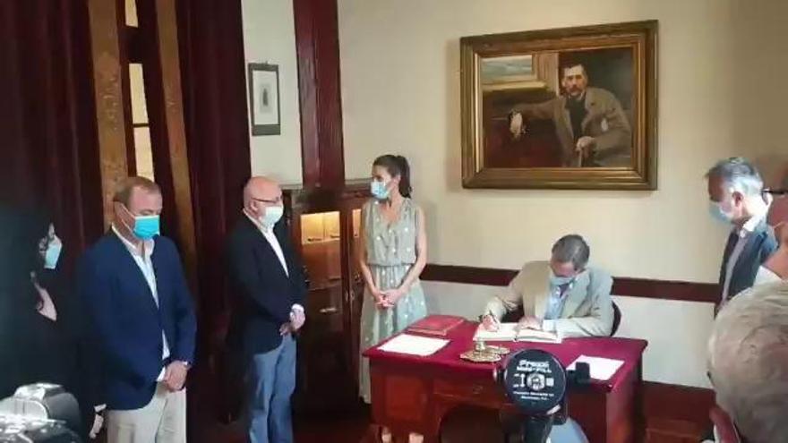 Felipe VI firma el libro de visitas de la Casa Museo Pérez Galdós en Gran Canaria