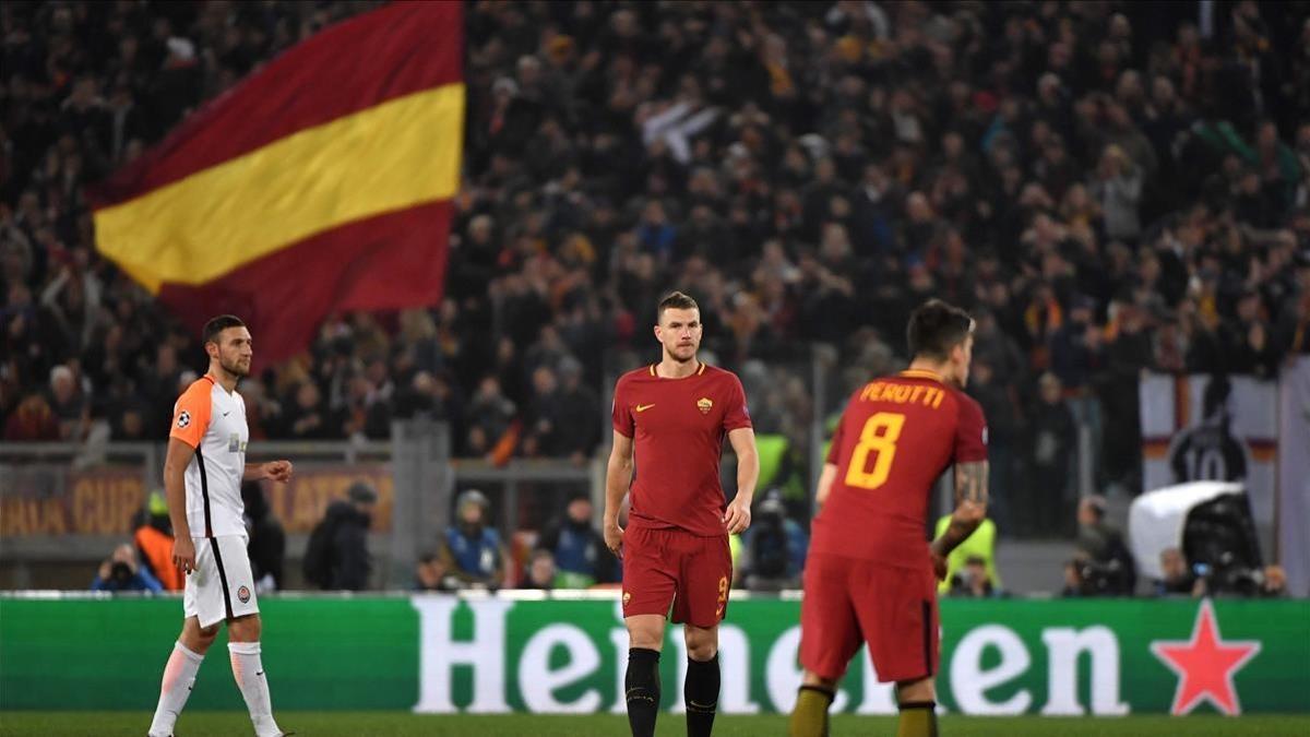 Dzeko, el delantero bosnio de la Roma, durante el encuentro europeo ante el Shakthar Donesk en el estadio Olímpico italiano.