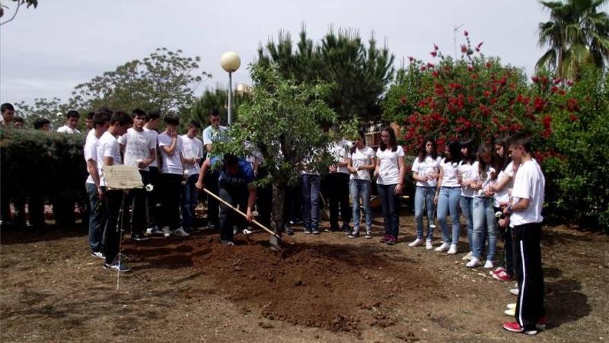 Un millar de personas homenajean al chico de 14 años fallecido en un instituto de Almendralejo
