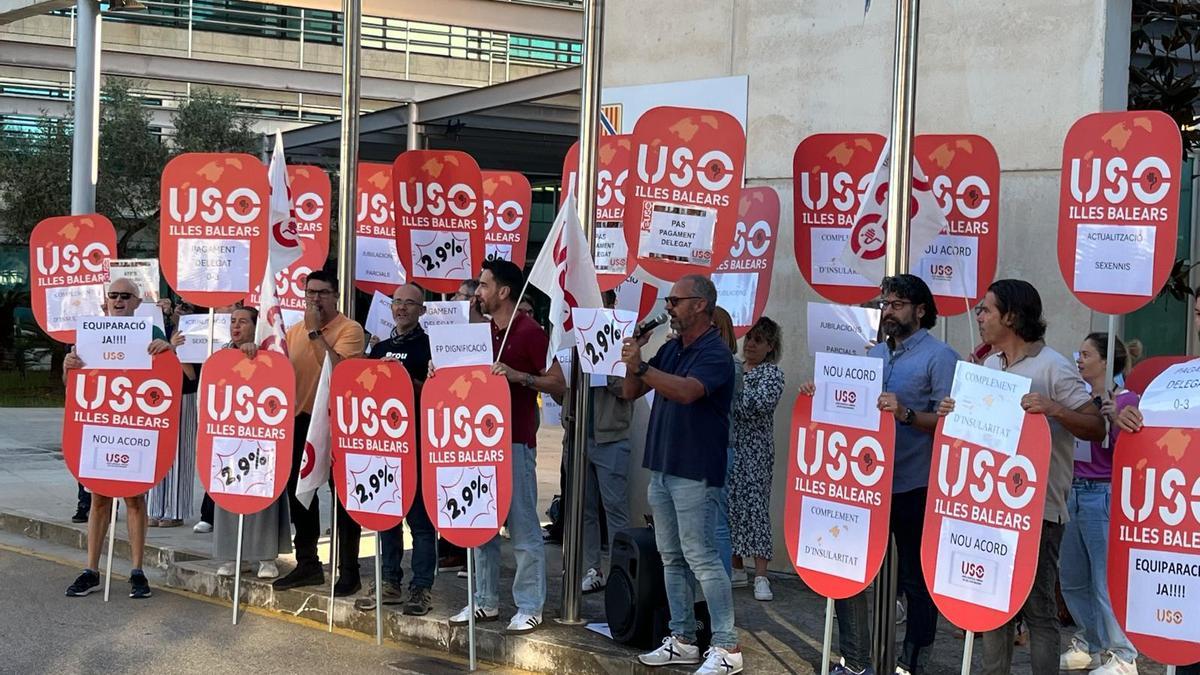 Concentración de la concertada frente a la Conselleria de Educación, este martes.