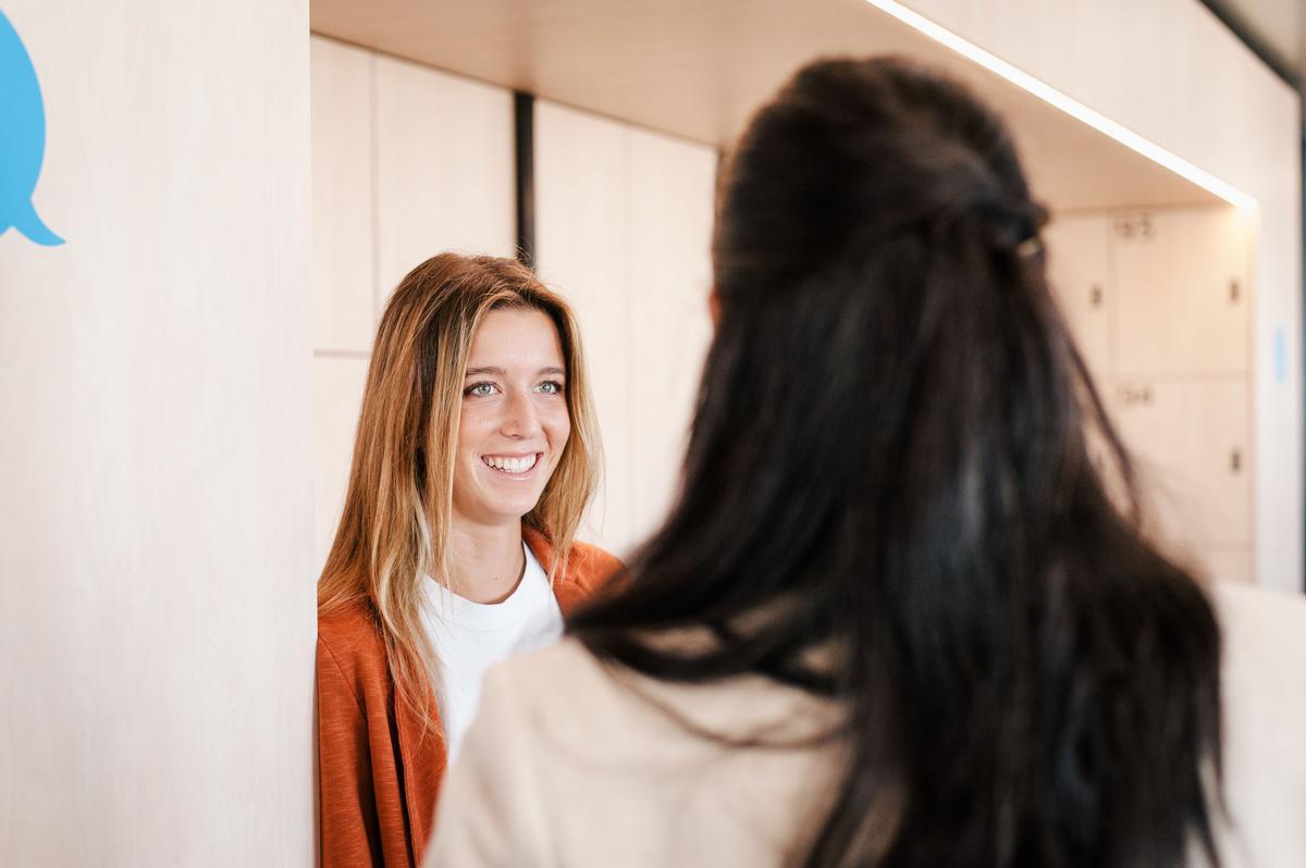 Una persona joven en el trabajo