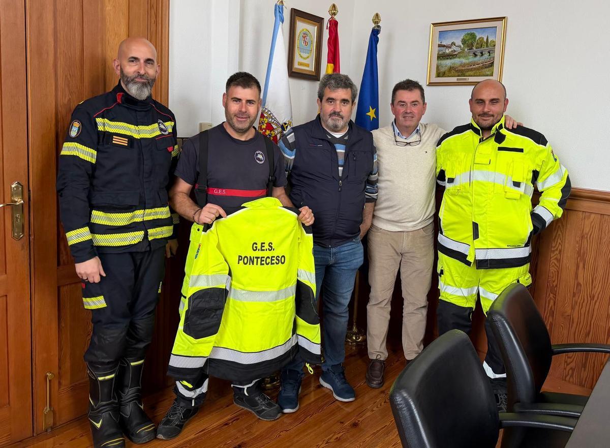 José Manuel Mato, segundo pola dereita, con efectivos do GES de Ponteceso.