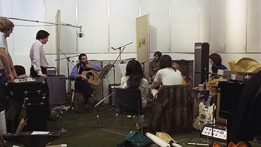 Los Beatles (y Yoko Ono, de espaldas), en un momento de la docuserie &#039;Get Back&#039;.