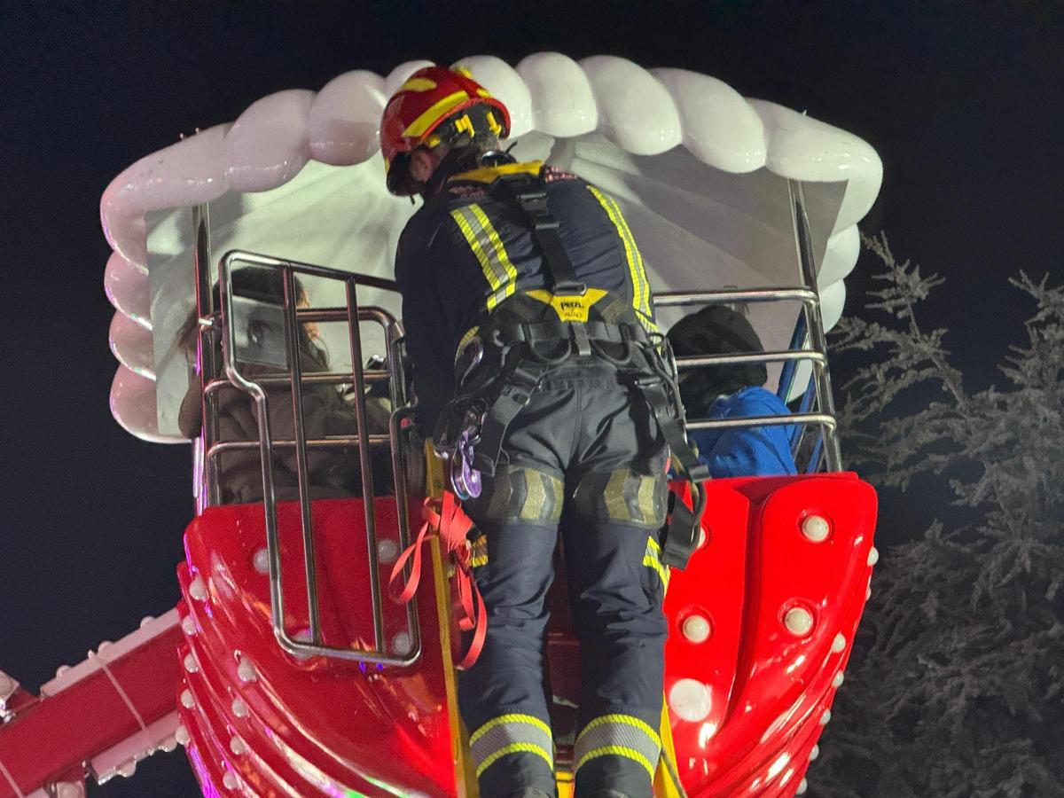 BomberosCM han rescatado a cinco personas que habían quedado atrapadas en una cubeta de una noria infantil a una altura de cinco metros en el Navipark de la localidad de Móstoles.