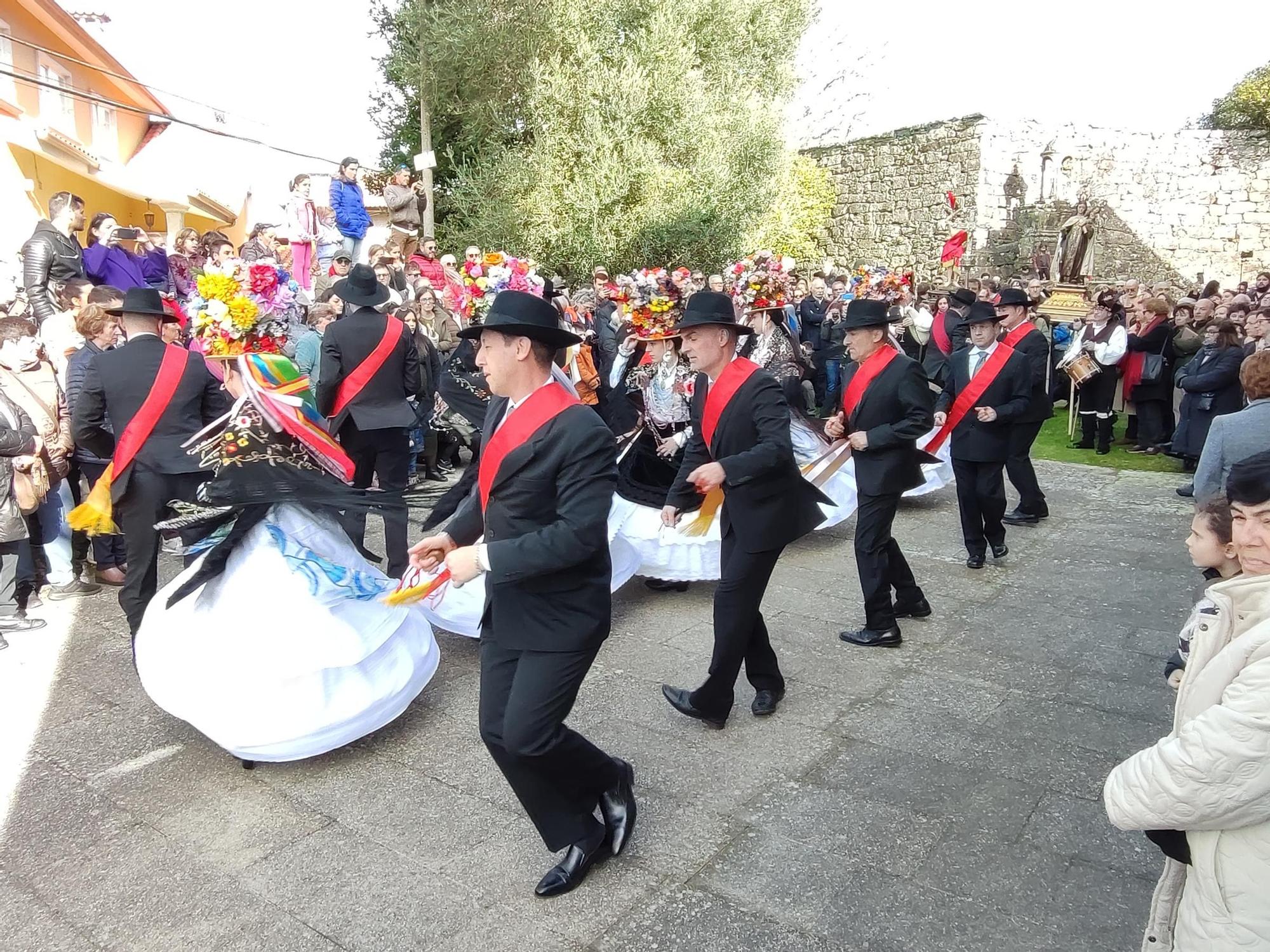 La Danza de las Flores conquista Aldán