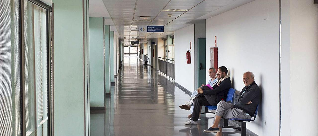 Varios pacientes esperan en una sala del hospital Virgen de la Peña a ser atendidos, en una imagen de archivo. | | FUSELLI