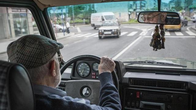 Un conductor octogenari condueix en un municipi gallec.