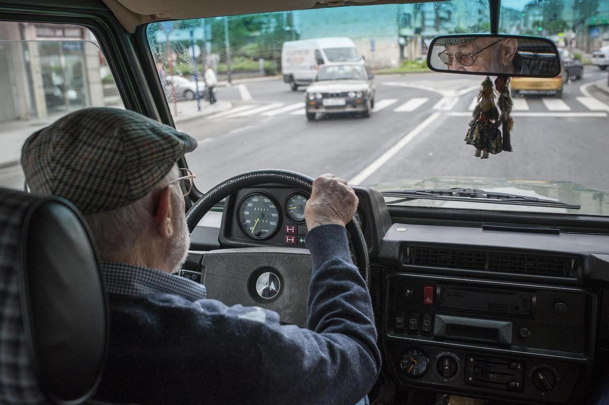Un conductor octogenario conduce por una calle de un municipio gallego en una imagen de archivo.