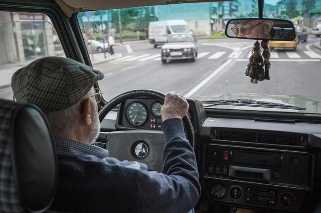 Un conductor octogenario conduce por una calle de un municipio gallego en una imagen de archivo.