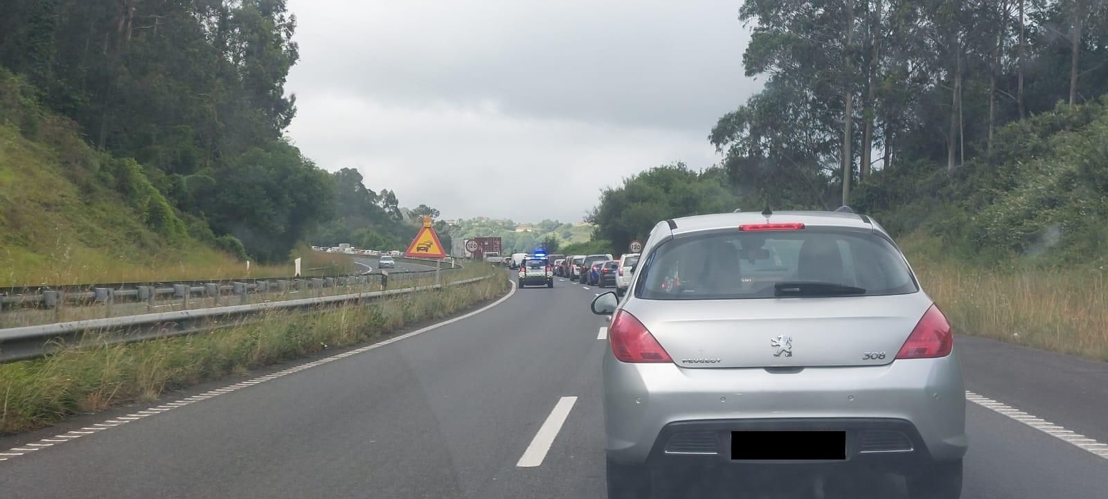 Espectacular atasco en la autopista "Y" en sentido Gijón por un coche ardiendo (en imágenes)