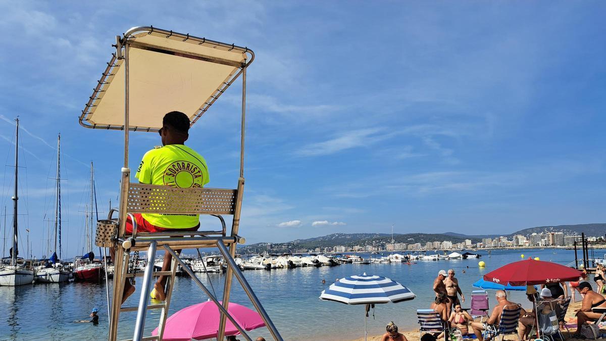 Un socorrista en una platja de Palamós