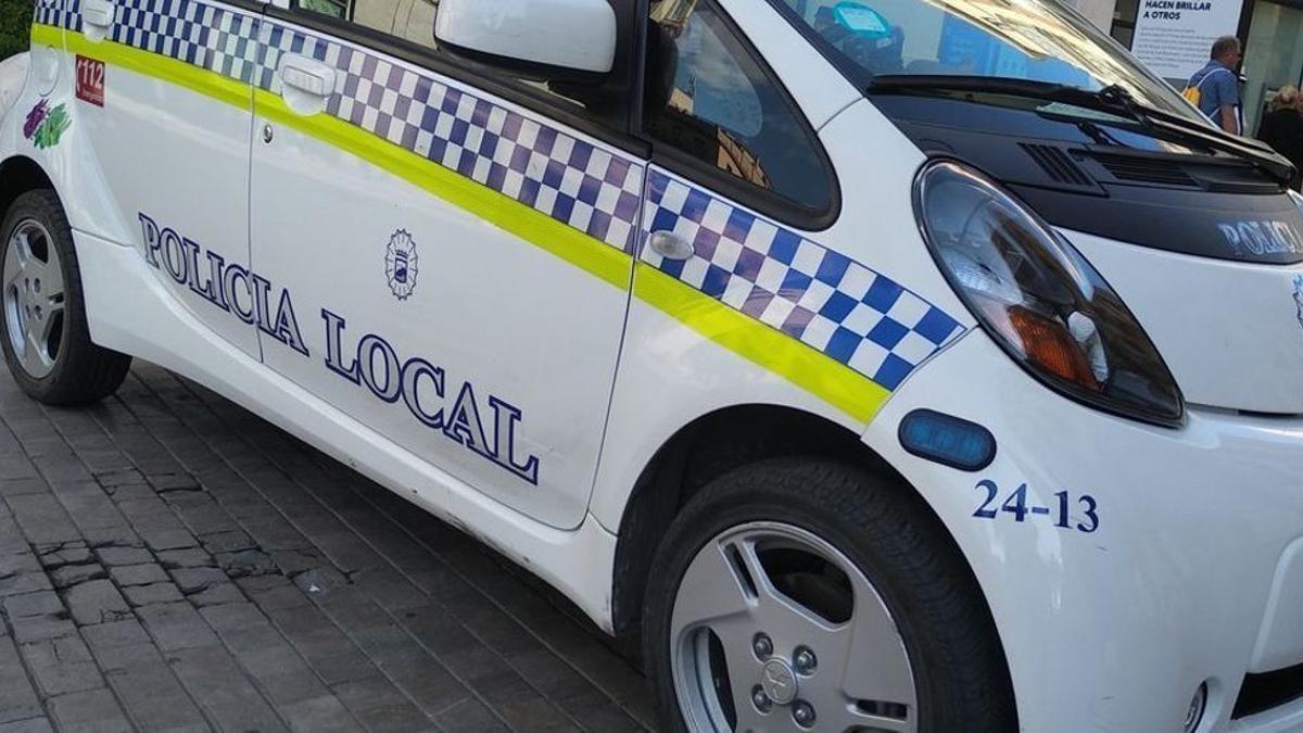 Coche de la Policía Local en la plaza de la Constitución