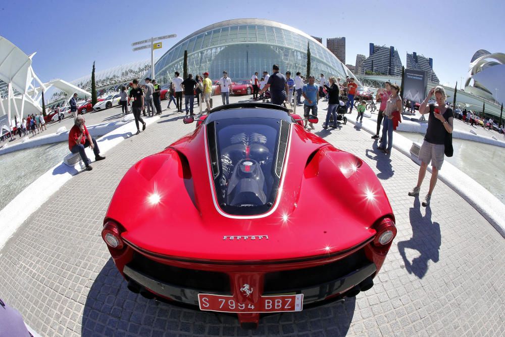 Desfile de Ferrari por València en su 70 aniversario