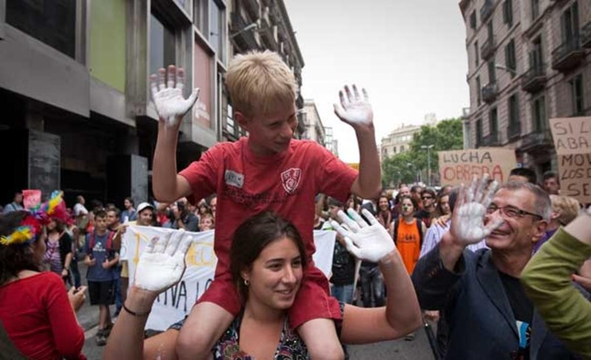 Les mans pintades de blanc com a símbol de condemna als actes violents que van tenir lloc dijous passat al parc de la Ciutadella.