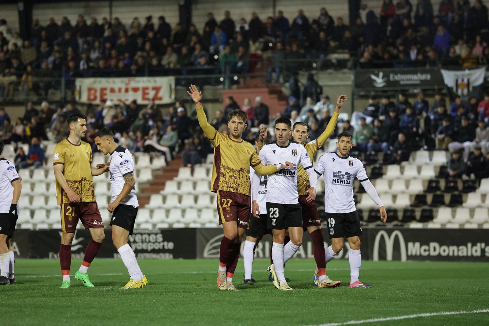 Mérida-Córdoba CF: las imágenes del partido en el Estadio Romano