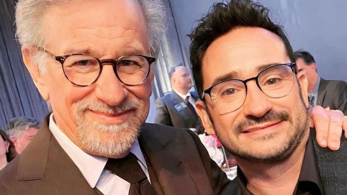 Steven Spielberg y J.A. Bayona en el almuerzo de nominados a los Oscar