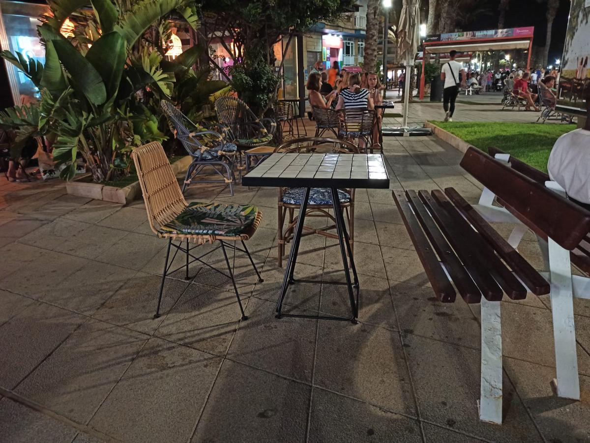 Banco público puesto al servicio de una mesa de una terraza del paseo de Juan Aparicio el pasado verano de 2021