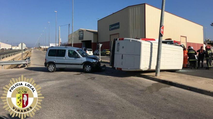 Un espectacular choque entre dos furgonetas en Vinaròs deja dos heridos