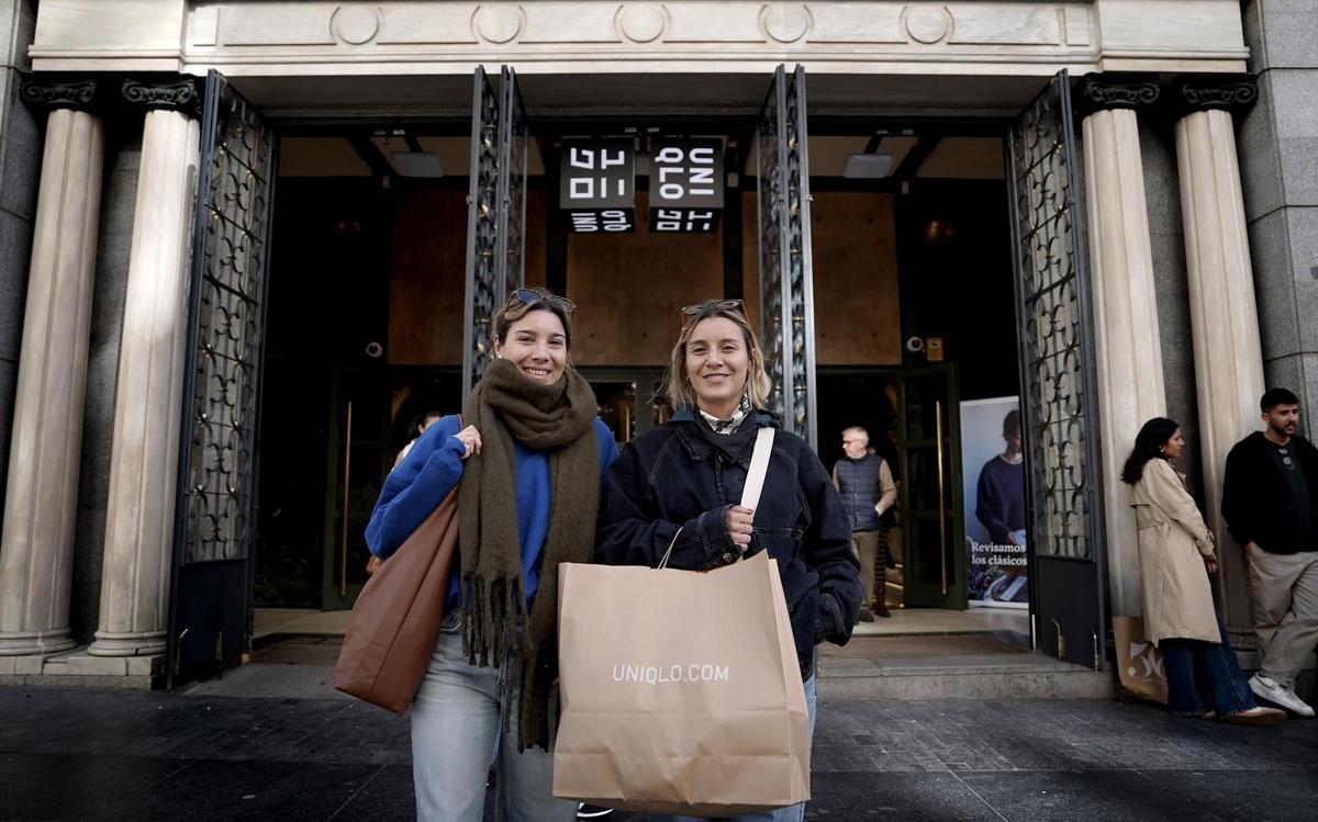 Dos turistas argentinas salen de comprar en la tienda Uniqlo de Gran Vía de Madrid.