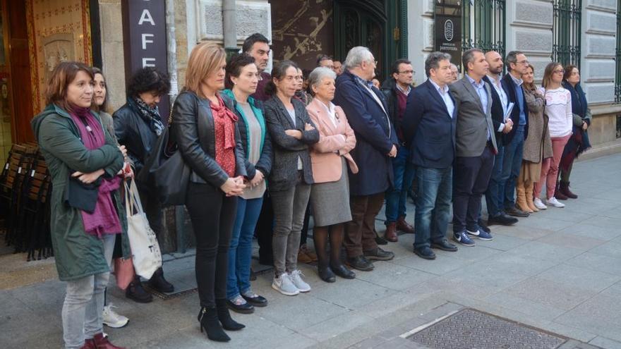 Concentración frente al Concello, este mediodía. // R. Vázquez