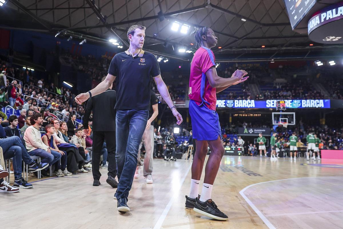 Vesely ha tenido que animar al equipo desde la banda durante muchas semanas