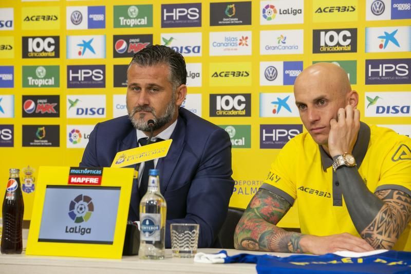 08.06.18. Las Palmas de Gran Canaria. Fútbol segunda división temporada 2018-19. Toni Otero, secretario técmico, presenta a Nauzet Pérez, como primer fichaje de la temporada de la UD Las Palmas. Estadio de Gran Canaria . Foto Quique Curberlo.  | 08/06/2018 | Fotógrafo: Quique Curbelo